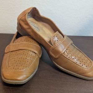 Clarks Collection Women’s 6M Tan Leather Loafers Perforated Penny Driver Flats